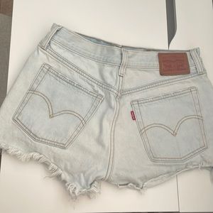 Levi shorts size 28